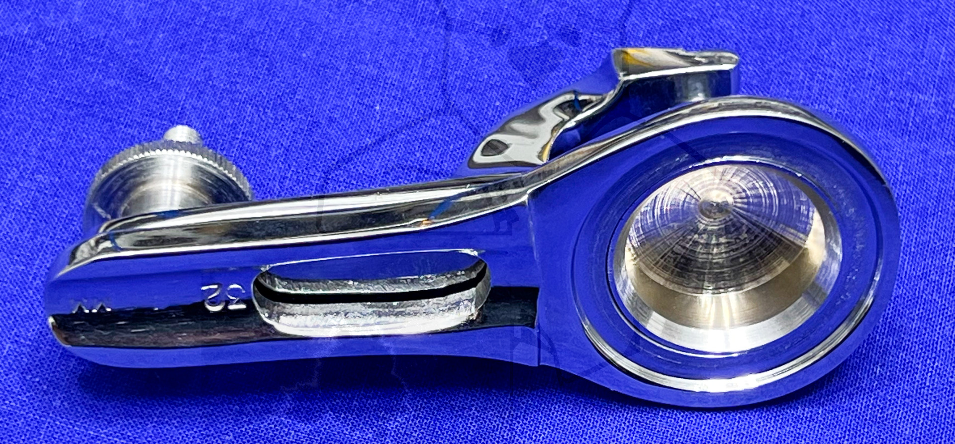 Gomco-Clamp, Ansicht von unten mit angezogener Schraube